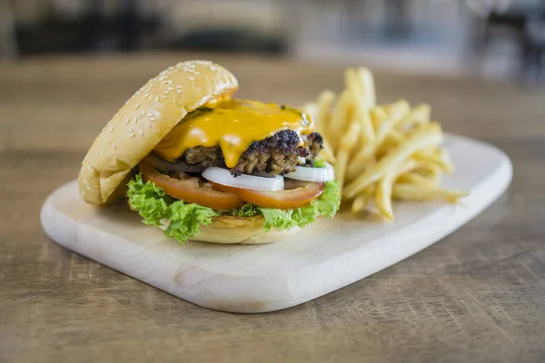 Zelfgemaakte Hamburger Met Rundvlees Tomaat Sla Kaas Verse Burger Close — Stockfoto