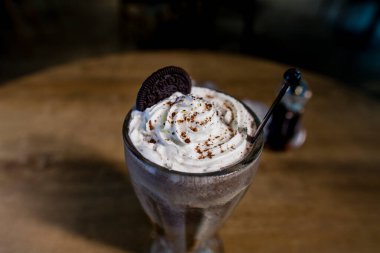 Krem şantili ve bisküvili çikolatalı milkshake..