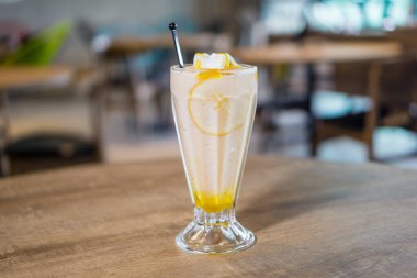 Mango Lassi ya da yoğurt, Hindistan 'ın popüler yaz içeceği. Bardakta servis edilir, üzeri lokum kaplı..