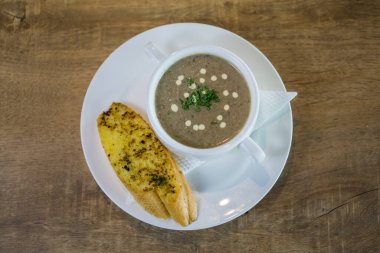 Sarımsaklı ekmek ve garnitürlü mantar çorbası. Üst Manzara. Seçici odak.