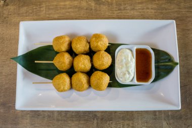 Acı biber soslu ve mayonezli kızarmış balık köftesi..