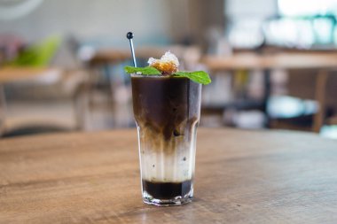 Cendol / Cendol, solucana benzeyen yeşil pirinç jölesi, hindistan cevizi sütü ve palmiye şekeri şurubu içeren buzlu tatlı bir tatlıdır. Seçili Odaklanma