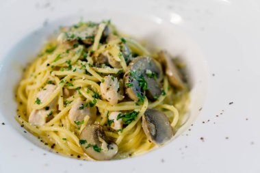 Tavuk eti ve mantarlı kremalı spagetti..