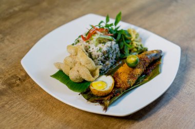 Nasi kerabu veya nasi ulam, popüler Malay pirinç yemeği. Izgara balık, balık kraker, geleneksel salata dandan tuzlu yumurta. Geleneksel Malezya yemekleri, Asya mutfağı.