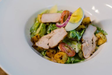 Tavuk, fındık, yumurta ve sebzeli lezzetli salata..