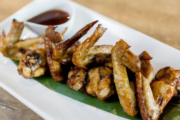 Gerookte Kippenvleugels Geserveerd Met Barbecuesaus — Stockfoto