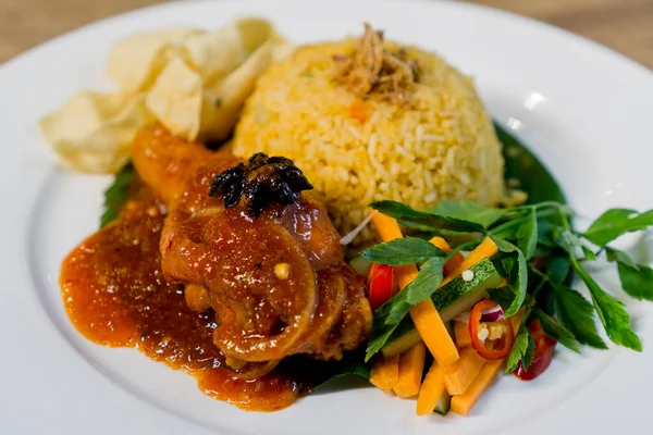 Traditionele Aziatische Tomatenrijst Met Gefrituurde Kunyit Geroosterde Kip Masak Merah — Stockfoto