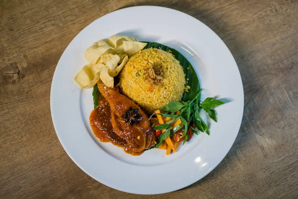 Traditionele Aziatische Tomatenrijst Met Gefrituurde Kunyit Geroosterde Kip Masak Merah — Stockfoto