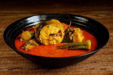 Baharatlı köri soslu ve sebzeli yayın balığı