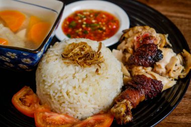 Baharatlı biberli sambal ve tavuk çorbası ile servis edilen kızarmış tavuklu pilav. Dilimlenmiş domates ve kızarmış soğanla doldur..