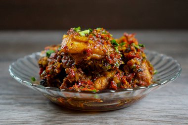 Baharatlı ve kokulu Balado soslu leziz tavuk eti. Balado macunu kırmızı biber, sarımsak ve soğan gibi malzemelerden yapılır..