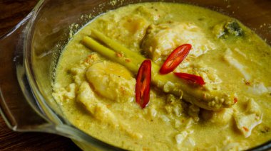 Telur Masak Lemak Cili Padi (Türkçe: Hindistancevizi Kremalı Yumurta ve Kuş Gözü Chili), kırmızı biberle pişirilen baharatlı, sarı hindistan cevizi sosu..
