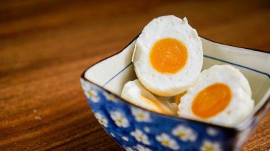 Tuzlu ördek yumurtası, tuzlu suda ördek yumurtalarını ıslatarak veya her bir yumurtayı nemli ve tuzlu kömürde paketleyerek yapılan Çin yapımı bir gıda ürünüdür. Tuzlu ördek yumurtaları normalde kaynatılır ya da pişirilir..
