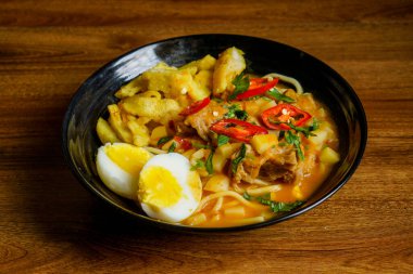Mee Rebus, patatesli tatlı soslu bir Malezya eriştesidir. Tatlılığın ve tuzlu tatların karışımı cömert bir limon suyu sıkmasıyla lezzetli bir şekilde geliştirilir. Bu erişte yemeği Güney Doğu Asya 'da yaygın olarak sevilir..