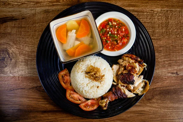 Nasi Ayam Dengan Ayam Panggang Cincang Disajikan Dengan Sambal Pedas — Stok Foto