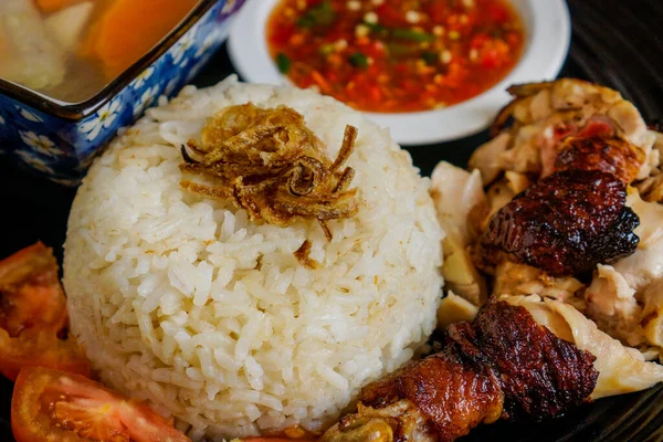 Nasi Ayam Dengan Ayam Panggang Cincang Disajikan Dengan Sambal Pedas — Stok Foto