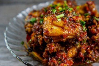Baharatlı ve kokulu Balado soslu leziz tavuk eti. Balado macunu kırmızı biber, sarımsak ve soğan gibi malzemelerden yapılır..