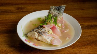 Limon soslu haşlanmış Rohu balığı. Kırmızı soğanlı ve kişniş soslu..