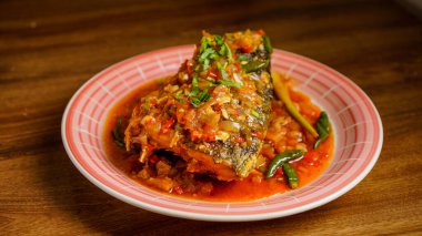 Tayland usulü tatlı, ekşi ve baharatlı balık. Bu ağız sulandırıcı, tatlı, ekşi ve kişniş soslu üç farklı tattan oluşan bir karışım..