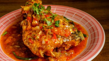 Tayland usulü tatlı, ekşi ve baharatlı balık. Bu ağız sulandırıcı, tatlı, ekşi ve kişniş soslu üç farklı tattan oluşan bir karışım..