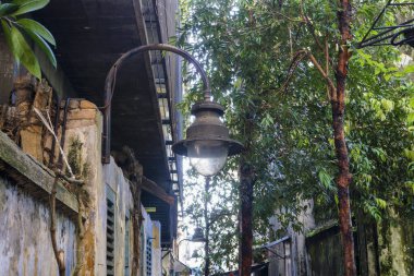 Çatalı, ahşap çatısı ve sokak lambaları olan eski, eski bir tuğla ev..