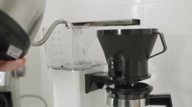 Su doldurmak için su doldurmak elektrikli kahve makinası konteynırı çaydanlık kullanmak, sabah içeceği hazırlamak, 4K.