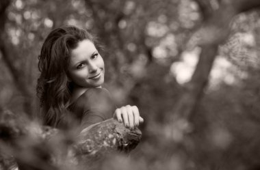 Güzel genç kız bahar Park yürüyüş