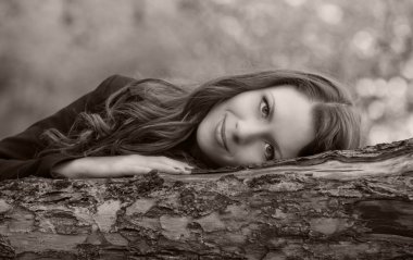 Güzel genç kız bahar Park yürüyüş