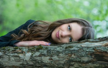 Güzel genç kız bahar Park yürüyüş