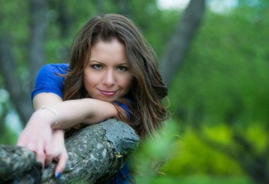 Güzel genç kız bahar Park yürüyüş