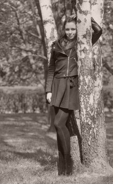 Güzel genç kız bahar Park yürüyüş