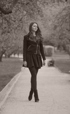 Güzel genç kız bahar Park yürüyüş