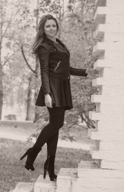 Güzel genç kız bahar Park yürüyüş