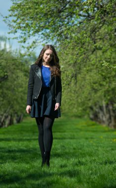 Güzel genç kız bahar Park yürüyüş