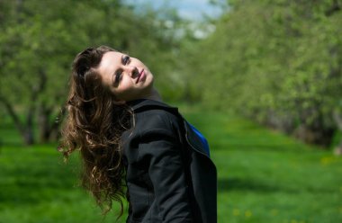 Güzel genç kız bahar Park yürüyüş