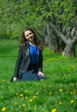 Güzel genç kız bahar Park yürüyüş