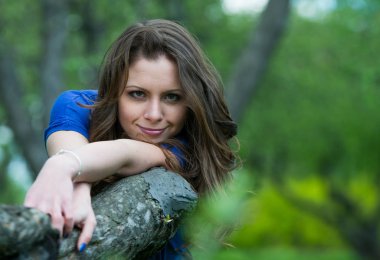 Güzel genç kız bahar Park yürüyüş