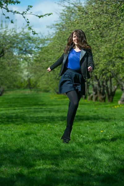 Güzel genç kız bahar Park yürüyüş