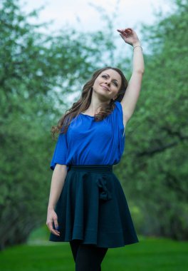 Güzel genç kız bahar Park yürüyüş