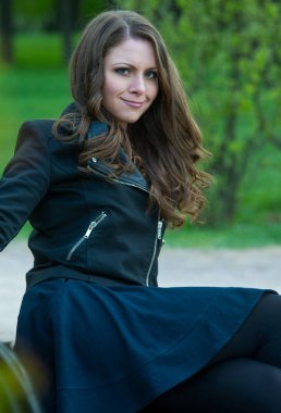 Güzel genç kız bahar Park yürüyüş