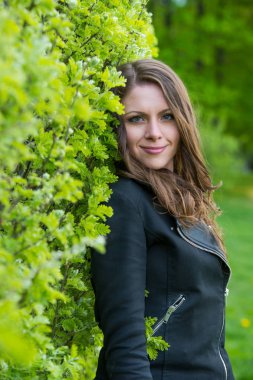 Güzel genç kız bahar Park yürüyüş