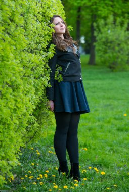 Güzel genç kız bahar Park yürüyüş