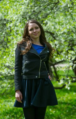 Güzel genç kız bahar Park yürüyüş