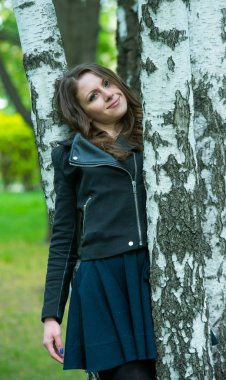 Güzel genç kız bahar Park yürüyüş