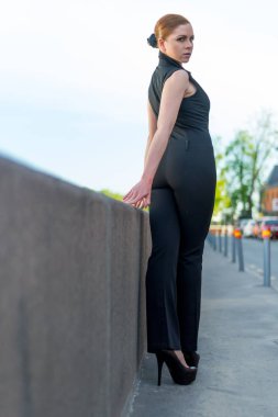 Bahar şehrin her yerinde siyah yürüyen güzel genç kız