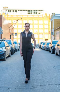 Bahar şehrin her yerinde siyah yürüyen güzel genç kız