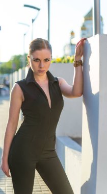 Bahar şehrin her yerinde siyah yürüyen güzel genç kız