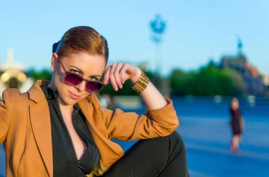 Bahar şehrin her yerinde siyah yürüyen güzel genç kız