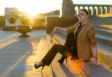 Bahar şehrin her yerinde siyah yürüyen güzel genç kız