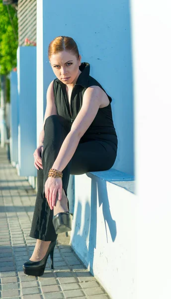 Bahar şehrin her yerinde siyah yürüyen güzel genç kız